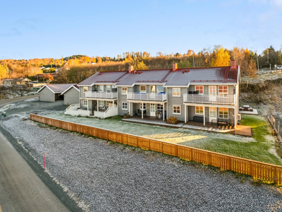 Flott 3-roms selveierleilighet fint beliggende på Nossum. Gode sol- og utsiktsforhold. Carport. Sportsbod.