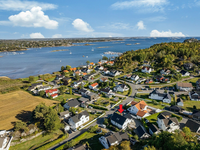 Idyllisk beliggende villa som er bygget i 2007 med kort gangavstand til badestrand - Romslig familiebolig på 220 kvm.