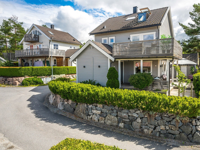 Innholdsrik og velholdt enebolig. Fjordutsikt. Solrikt. Barnevennlig blindvei m/bilfri skolevei. Dobbeltboligforsikring.