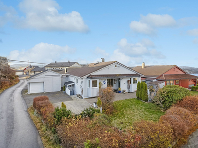 Innholdsrik, vertikaldelt tomannsbolig med dobbelgarasje og nydelig hage med terrasse. Solrikt. Sjøutsikt. Barnevennlig