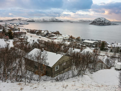 Nyhet! Rimelig og innholdsrik enebolig i Rypefjord med garasje og flott utsikt fra takterrasse!