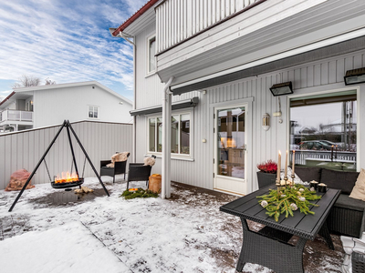 Pen og velholdt 3-roms selveierleilighet på enden m/stor og flott terrasse, carport og attraktiv beliggenhet på Skogmo!