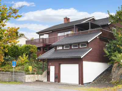 Sentralt- Stor enebolig med fin utsikt og god beliggenhet i sentrumsnær blindgate. Garasje og carport.