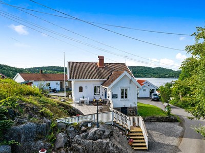 Staubø - Sørlandsperle beliggende idyllisk til rett ved Eikelandsfjorden. Mulighet for leie av båtplass!