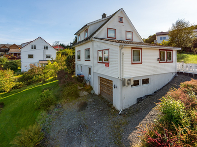 Stor og innhaldsrik einebustad i barnevennleg område, med flott utsikt, stor hage og gode solforhold!