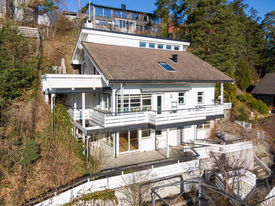 Ulvøya - Lys, trivelig 3-roms selveierleilighet med solrik terrasse og fint utsyn. Parkering. Innredet i 2010/11