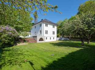 Arkitekttegnet villa fra 1928 - Renovert 2023 med høy standard og skreddersydde løsninger - Stor garasje og flott hage