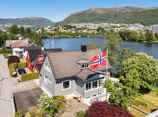 Arkitekttegnet villa ved Tveitevannet. Nydelig beliggenhet, sol og utsikt, strandlinje, sentralt og meget attraktivt.