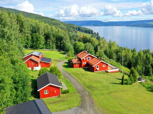 Attraktiv og hyggelig småbruk med hovedhus, sidebygning, moderne stall, låve, vognskjul - to mil fra Jevnaker