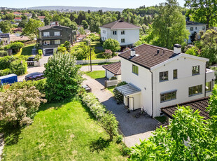 Attraktiv og innholdsrik enebolig på solrik tomt (858 m²). Usjenert hage. Garasje. Bergvarme.