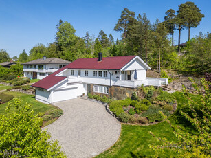 Bo rett ved golfbanen - Stor & innholdsrik bolig med dobbel garasje - Solrik tomt & uteplasser som grenser til friområde