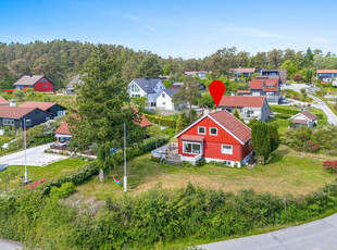 Eldre enebolig på stor, flott utsiktstomt nær Leirvik sentrum og skoler