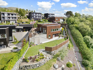 En fantastisk enebolig - Høy Standard - Panorama Utsikt - parkmessig opparbeidet hage - Store terrasser - Dobbelgarasje