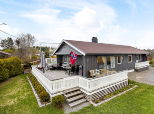 Enebolig med alt på ett plan. Stort bad og praktisk kjøkken. Carport, solrik hage og flott terrasse. Nær sentrale strøk.