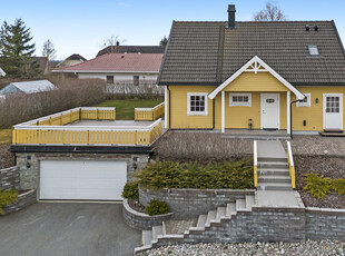 Enebolig med flott utsikt | 3 Soverom | 2 stuer | Fin hage | Dobbel garasje med terrasse på toppen!