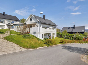 Enebolig med garasje øverst i boligfeltet - skjermet uterom/terrasse - barnevennlig nært friområde og lysløype.