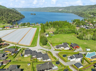 Familiebolig med flott beliggenhet | 3 soverom | 2 bad | vaskerom | dobbelgarasje | stor terrasse m/ flott utsikt