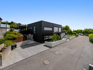 Familievennlig, moderne og stilfull enebolig - Påkostet og innholdsrik - Solrik terrasse - Hagestue - Garasje m/lader.