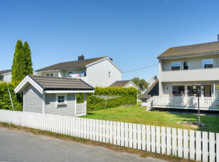 Fin og praktisk 4-roms med romslig terrasse | Hage og gode solforhold | Barnevennlig og sentralt | Carport!