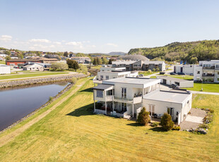 Flott 3-roms toppleilighet med svært god plassering ved sjøen. Stor og solrik veranda. Garasje. Sentral beliggenhet.