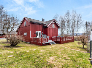 Flott eiendom med flere bygninger - dobbel garasje - stort potensiale - landlig og idyllisk - stor tomt!