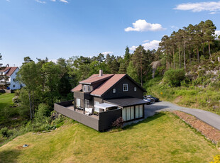 Flott familiebolig med dobbelgarasje | Stor og solrik hage | Omkranset av naturskjønne omgivelser | SE VIDEO