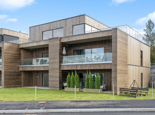 Flott nyoppført 3-roms selveierleilighet, sentralt på Harestua. Mark-terrasse, heis, garasjeplass.