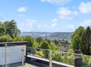 Flott toppleilighet med vidstrakt utsikt og gode solforhold. Nyere bad, kjøkken og overflater. Romslig balkong! Carport.