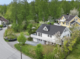 Frittliggende enebolig i rolige og barnevennlige omgivelser i gangavstand til Bekkestua - Garasje - Stor terrasse.