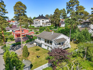 Frittliggende enebolig over 2 plan med idyllisk solrik tomt. Utleiedel i underetasjen. Oppussing. Carport. Noe utsikt.