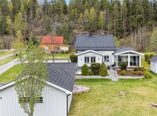 Godt vedlikeholdt og oppgradert enebolig med flotte utearealer