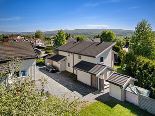 Halvpart vertikaldelt bolig med tre soverom beliggende i et etablert område. Ca. 1,5 km til Hokksund sentrum.