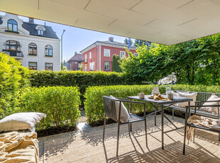 Helt unik 2-roms med solfylt veranda (11 kvm) - Garasjeplass - Takterrasse - Hage - Heis - Lav felleskost - Paradegate!