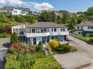 Innbydende enebolig i populært boligområdet! Godkjent utleieleilighet- Meget lettstelt og pent opparbeidet uteområder!