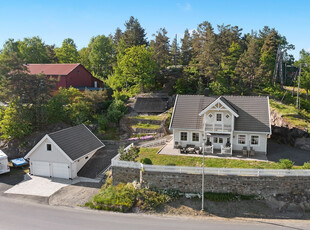 Innbydende enebolig og dobbel garasje fra 2007 i barnevennlig område, gode solforhold og utsikt!