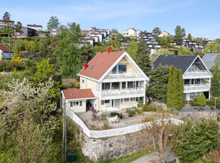 Innholdsrik enebolig med bruksrett til felles badehus - Attraktivt, sentralt og barnevennlig, nær badestrand og marina.