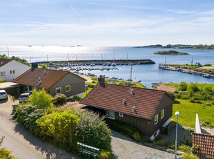 Innholdsrik enebolig med carport, gode solforhold og fantastisk sjøutsikt. Flott beliggenhet, i rolig nabolag ved sjøen.