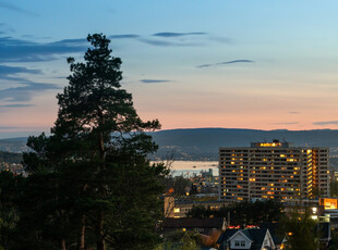 Vertikaldelt tomannsbolig over 2 plan med fantastisk utsikt til byen og fjorden - Barnevennlig - Garasje - Modernisering