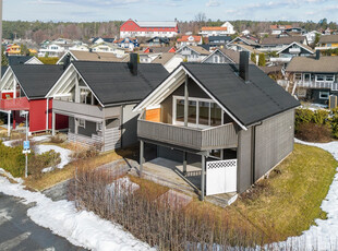 Kjedet enebolig som grenser mot friområder. Kort avstand til Mjøsa og Furuberget. Barnevennlig område. Garasje