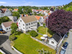 Klassisk villa med vakker hage beliggende i attraktivt område med gangavstand til sentrum. Solrikt. Garasje