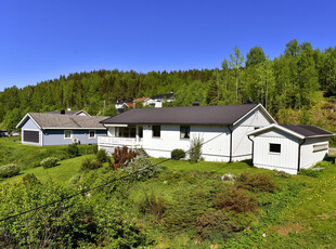 Koselig enebolig på romslig tomt med uthus. Landlig og fredelig med gode solforhold, nær Randsfjorden!