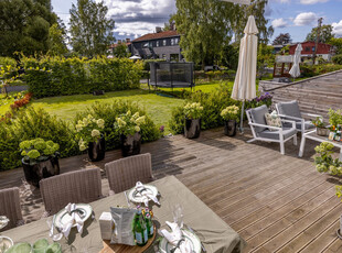 Lekker og familievennlig 4-roms med stor, solrik hage med 32m2 terrasse. Nytt bad og nyere kjøkken. Bergvarme. Carport.