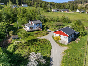 Lite småbruk m/enebolig og låve - Ca. 8 dekar tomt - Utsikt mot Lierdalen - 6 soverom - 2 stuer - Oppussingsbehov