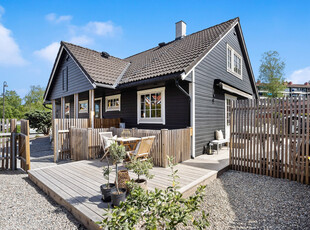 Meget innholdsrik enebolig på Nedre Høvik - Solrik hage - Carport - Egen inngang til u.etasje - Barnevennlig beliggenhet