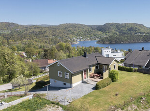 Meget solrik enebolig på en høyde med nydelig sjøutsikt.