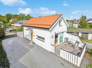 Nyere & arealeffektiv enebolig m/ god takhøyde | Hems 21 m² gulvareal | Sydvendt terrasse på 12 m² | Sportsbod | P-plass