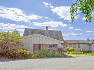 OMA | Innholdsrik enebolig i Kollen med flott utsikt utover fjorden | Svømmebasseng | 5 soverom | Carport | Svært solrik