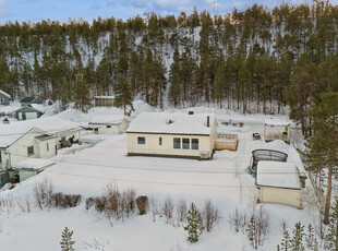 Pen familiebolig med alt på ett plan i barnevennlig og naturskjønt nabolag | Trivelig uteområde og fin utsikt | Carport