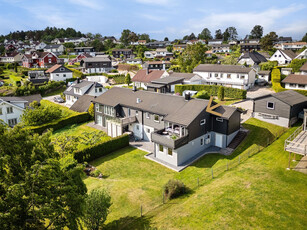 Pen halvpart tomannsbolig med meget flott sjøutsikt og gode solforhold! Pent opparbeidet tomt. Garasje.