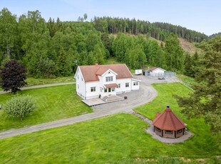 Pent gårdsbruk i Kongsvinger ca. 20 km fra sentrum med fin utsikt over sjøen Nuggurn